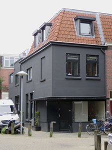 908774 Gezicht op het winkelhoekpand 1e Spechtstraat 2 te Utrecht, met links de Nieuwe Koekoekstraat.N.B. bouwjaar: ...